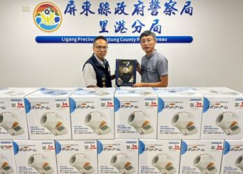 老翁騎單車體力不支倒臥路旁　里港警即時關懷協助平安返家