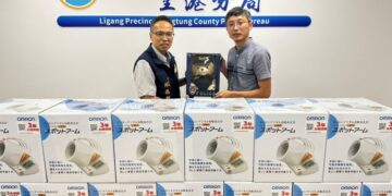 老翁騎單車體力不支倒臥路旁　里港警即時關懷協助平安返家