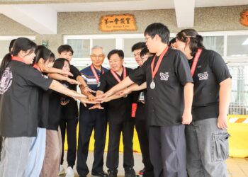 竹崎高中機器人代表隊FRC7551闖進世界賽　翁章梁關心學子備戰情形