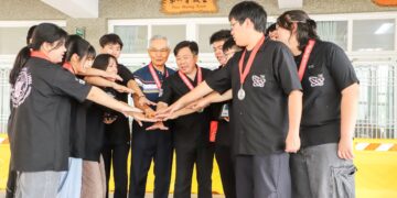 竹崎高中機器人代表隊FRC7551闖進世界賽　翁章梁關心學子備戰情形