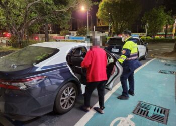 老婦超商外反覆搭車疑迷途　民族警細心查證助返家