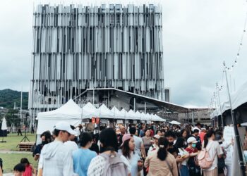 藝起狂歡！新北市美術館週年慶 4/25 登場     流聲市集與戶外演唱會嗨翻全場