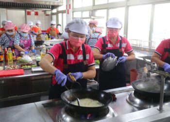 社區照顧關懷據點志工化身「黑白大廚」　展手藝端出暖心家傳味