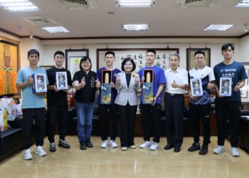 李芳任、李芳至勇奪「BWF超級300瑞士羽球公開賽」男雙冠軍