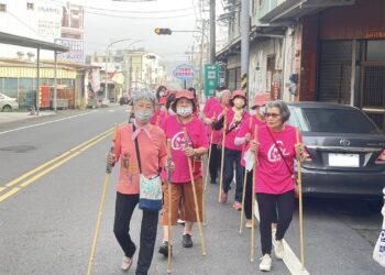 梅山衛生所結合地方宗教盛事　率長輩跟著帝爺公遶境練肌力