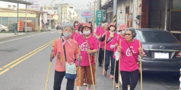 梅山衛生所結合地方宗教盛事　率長輩跟著帝爺公遶境練肌力