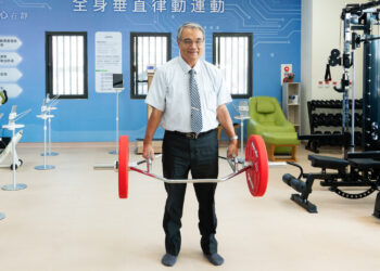 銀髮也能練槓鈴！台南市立醫院「肌廠實驗室」揭幕  用AI客製化運動處方