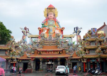 136台尺大媽祖見證！竹南龍鳳宮「24層巨桃」震撼慶壽 跨越14載傳承祈福心