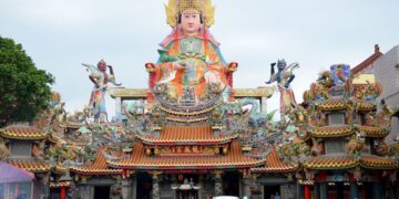 136台尺大媽祖見證！竹南龍鳳宮「24層巨桃」震撼慶壽 跨越14載傳承祈福心