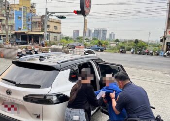 老翁市場內駕車不穩　警即時協助平安返家