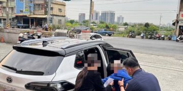 老翁市場內駕車不穩　警即時協助平安返家