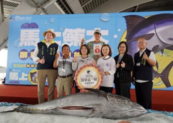 第一鮪拍賣總價201萬4000元 屏東黑鮪魚季揭開序幕