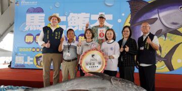 第一鮪拍賣總價201萬4000元　屏東黑鮪魚季揭開序幕