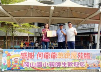 岡山國小超狂兒童節！校園變身大型氣墊樂園   「何爺爺跳跳屋」嗨翻天，打造孩子歡樂天堂