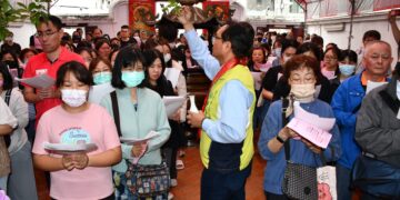 開化寺考生燃燈供佛祈願法會  祈祝考生考運亨通同霑佛陀智慧光