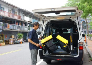 以愛傳家回饋社會　嘉市政顧問林文村捐贈長照交通車