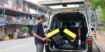 以愛傳家回饋社會　嘉市政顧問林文村捐贈長照交通車