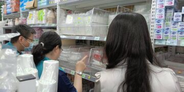 塑膠袋傳缺貨　嘉義縣府聯手檢調查訪賣場穩定物價