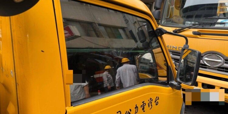 新興警強勢捍衛公權力　暴力女砸車吐口水遭當場逮捕