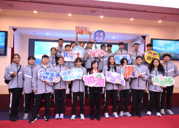 花蓮縣參加「115年全國中等學校運動會」翁書敏授旗勉勵