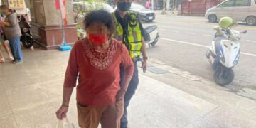 迷途老嫗買早點忘返家 潮警暖心「代駕」單車助團圓