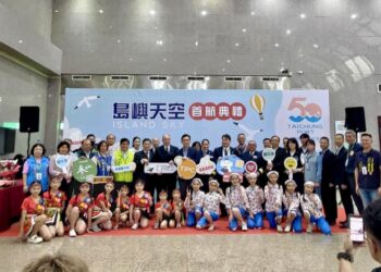 疫後首航！「島嶼天空」載百名英籍旅客抵台中 產官齊心翻開海線觀光新頁