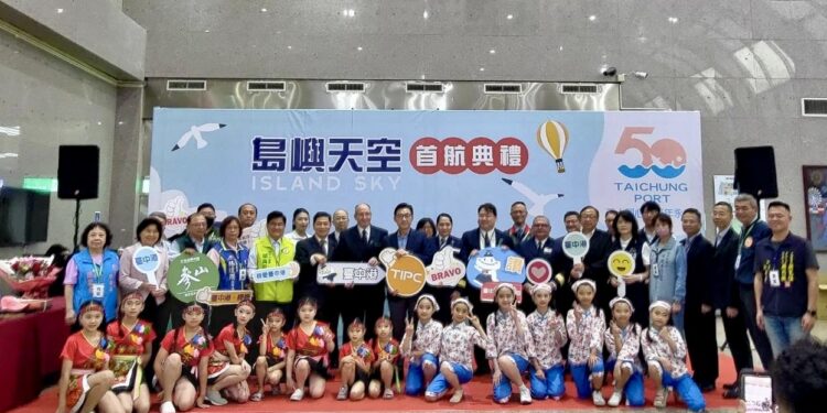 疫後首航！「島嶼天空」載百名英籍旅客抵台中 產官齊心翻開海線觀光新頁