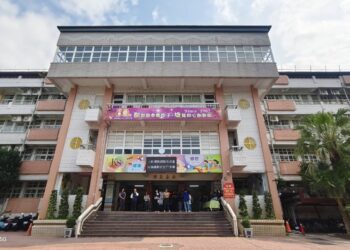 【超前部署、多元防堵】陳其邁出席「一起洗手趣，腸病毒走開」宣導活動，進入校園推動防疫