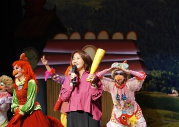 紙風車《雞城故事》逗樂 屏東學童歡度兒童節