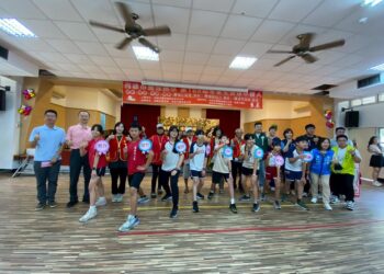 世代共融 　鹽埕國小畢業典禮長輩頒獎「小鐵人」