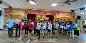 世代共融 　鹽埕國小畢業典禮長輩頒獎「小鐵人」