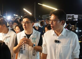 民眾黨前、后任主席合體現身夜市  品嚐彰化美食、爭取更多民眾支持