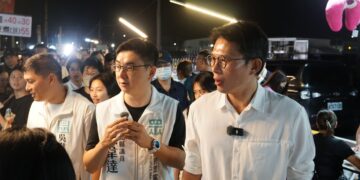 民眾黨前、后任主席合體現身夜市  品嚐彰化美食、爭取更多民眾支持