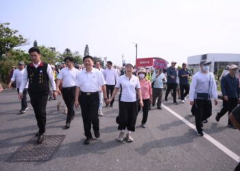 減碳呼吸健走趣 花蓮漁港現人潮