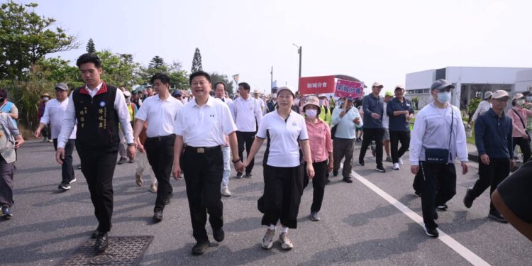 減碳呼吸健走趣  花蓮漁港現人潮