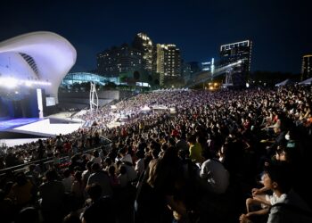 【萬人震撼現場】 紙風車《三國奇遇》萬人空巷！台中兒藝節翻玩經典 點亮孩子藝術首航