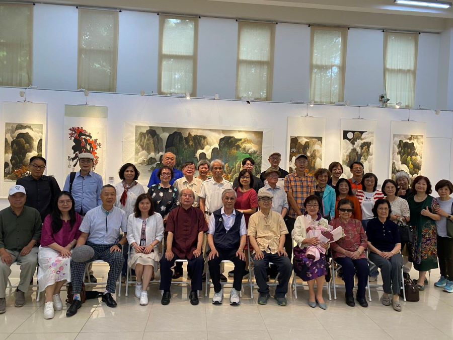 劉玉美11日在葫蘆墩文化中心水墨畫個展開幕，來賓共同體驗一場融合人生𨍭折與藝術昇華的文化饗宴。(圖/記者林均和攝)