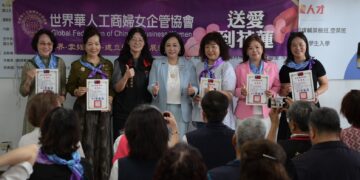 世華「鏟子超人」公仔  光復火車站前溫暖揭幕