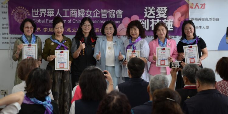 世華「鏟子超人」公仔  光復火車站前溫暖揭幕