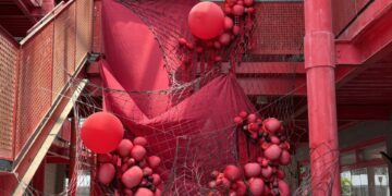 探索藝術的「新生」 宜蘭高中美術班畢展吉祥物「粉泥」與「白波」亮相