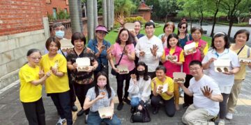 大龍峒台北孔廟，由『中華經典文化教育協會』主辦、洪文彬老師主講的『明倫香易 歲時香席』講座，在眾多學員與路過的國際遊客的驚嘆聲中圓滿落幕。