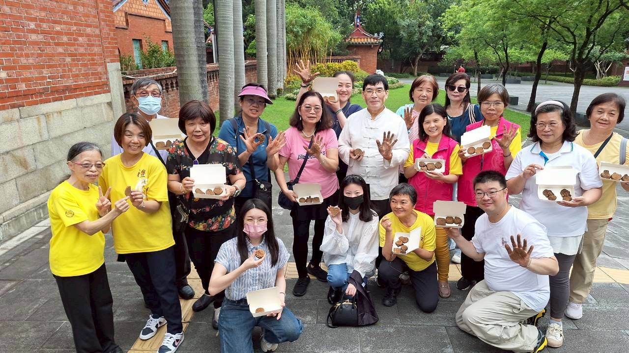 大龍峒台北孔廟，由『中華經典文化教育協會』主辦、洪文彬老師主講的『明倫香易 歲時香席』講座，在眾多學員與路過的國際遊客的驚嘆聲中圓滿落幕。