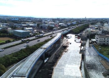 穿越台鐵軌道猶如「飛天鑽地」 大埔水溝堤岸道路拓寬歷經6次流標