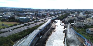 穿越台鐵軌道猶如「飛天鑽地」 大埔水溝堤岸道路拓寬歷經6次流標