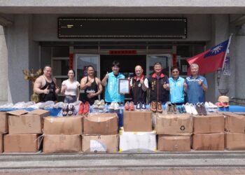 花蓮縣同鄉公益總會暖心  致贈清潔隊500雙愛心鞋