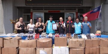 花蓮縣同鄉公益總會暖心  致贈清潔隊500雙愛心鞋