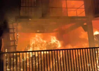 影音/羅東鎮復興路三段木材工廠晚間大火 無人員受困