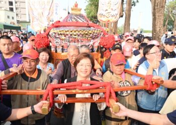 大甲媽祖遶境「與神同行 護佑彰化」 王惠美接駕祈福護佑鄉親安康