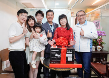 深耕中醫 35 年！康錦花獲新北模範母親     侯友宜：全家仁德、醫德兼備令人敬佩