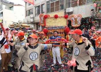 影音/大甲媽停轎宏仁醫院   白袍醫扛轎祈福 醫護為信眾包紮傷口